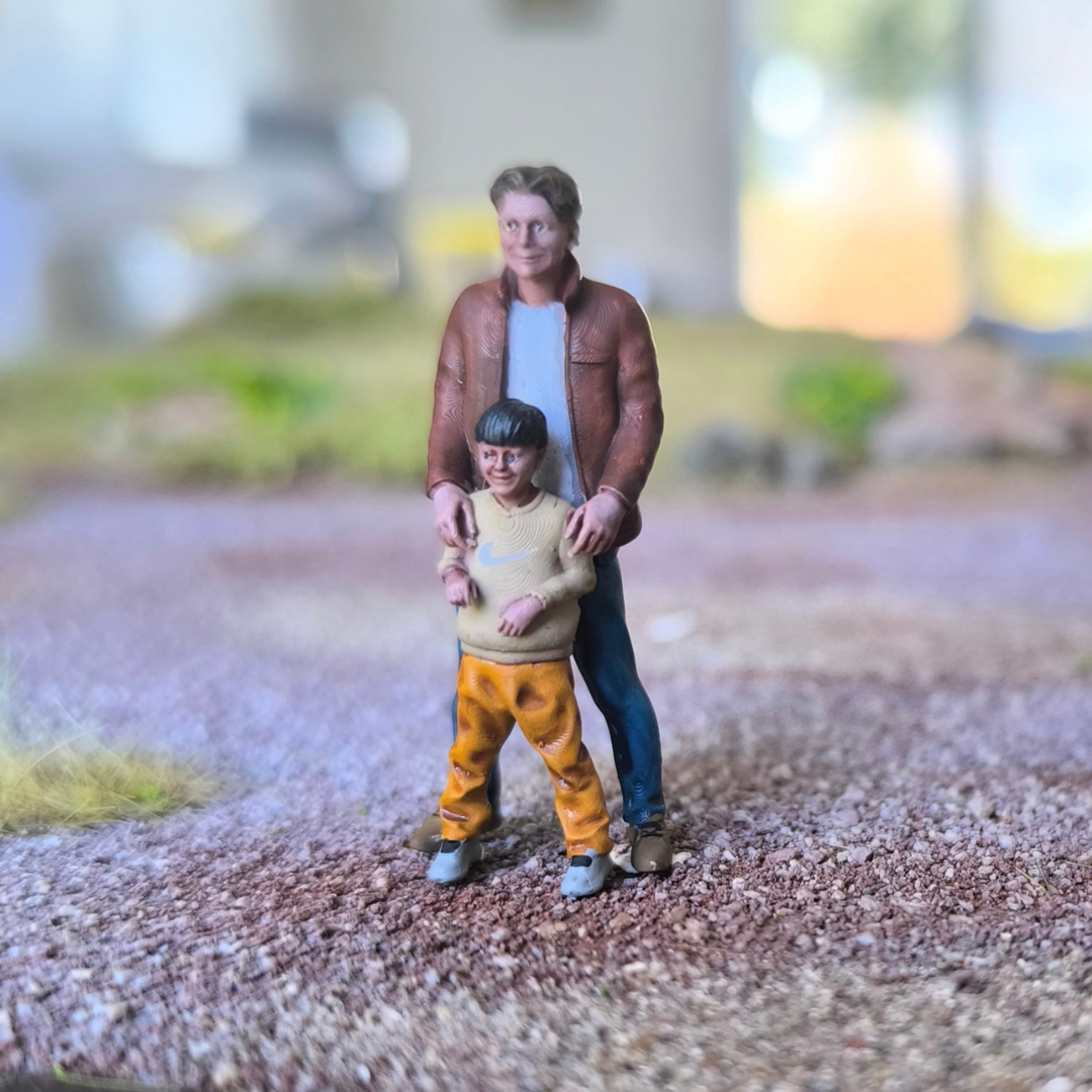 Fils devant son père