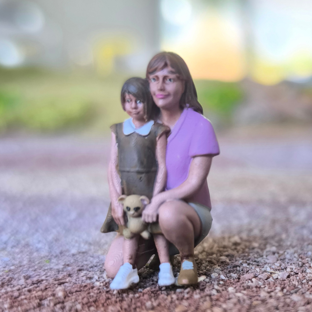 Mère et fille accroupies